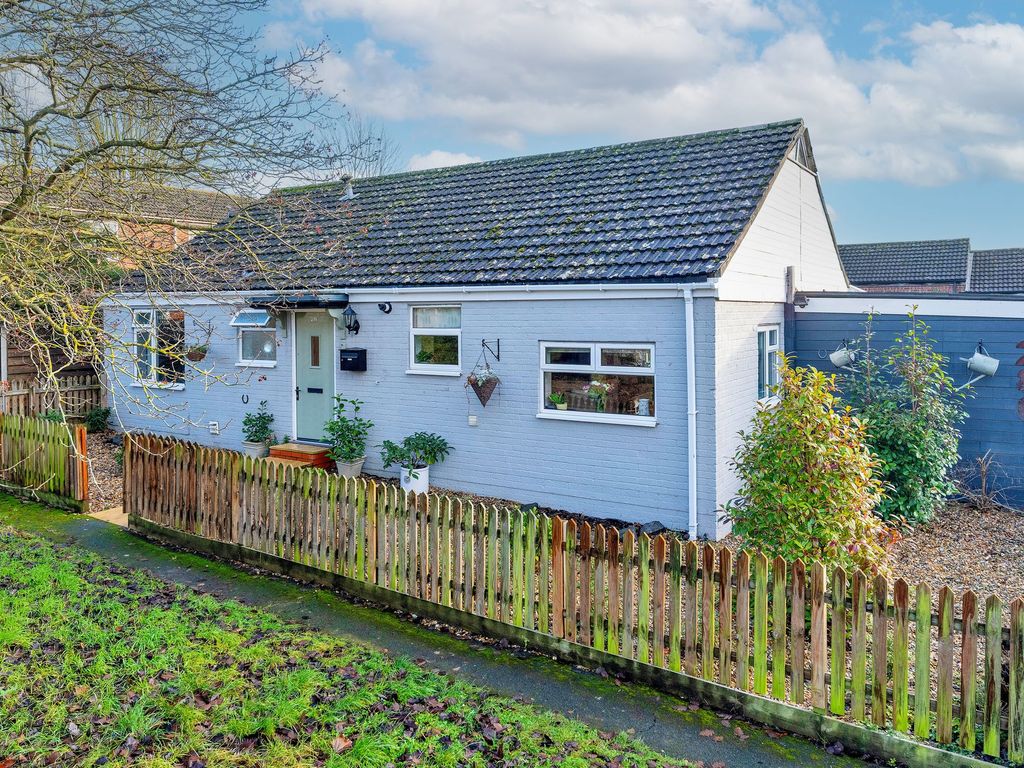 3 bed detached bungalow for sale in Hethersett Close, Newmarket CB8, £345,000 Zoopla