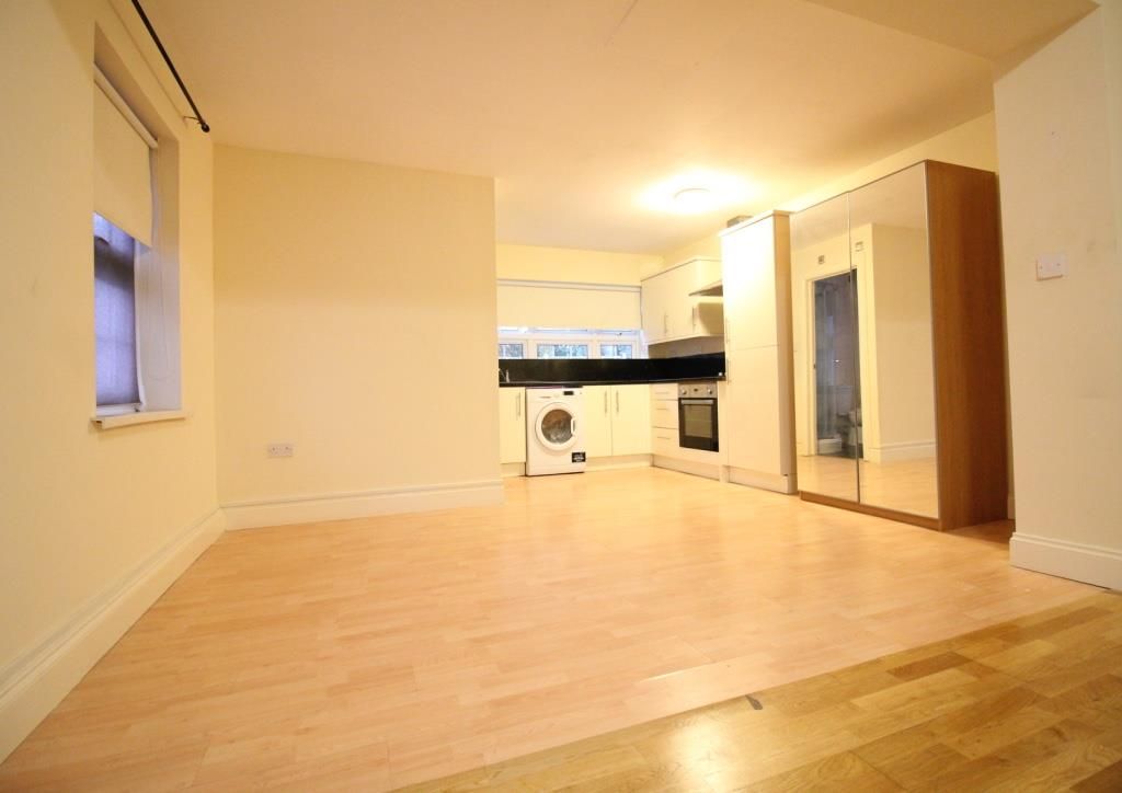 Studio to rent in Chertsey Bridge Road, Chertsey KT16, £975 pcm Zoopla