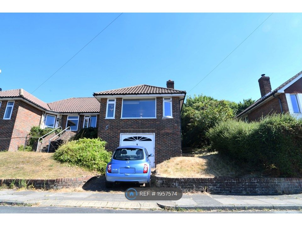 3 bed semidetached house to rent in Wheatfield Way, Brighton BN2, £