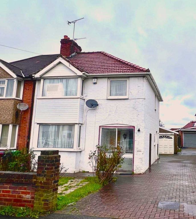 3 bed semidetached house for sale in Buckingham Avenue East, Slough