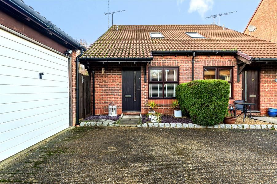 1 bed flat to rent in Veryan, Horsell, Woking GU21, £1,200 pcm Zoopla