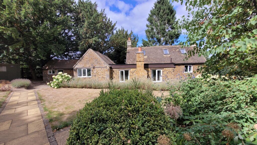 4 bed detached house to rent in Hooks Cottage, Oxford Road, Adderbury