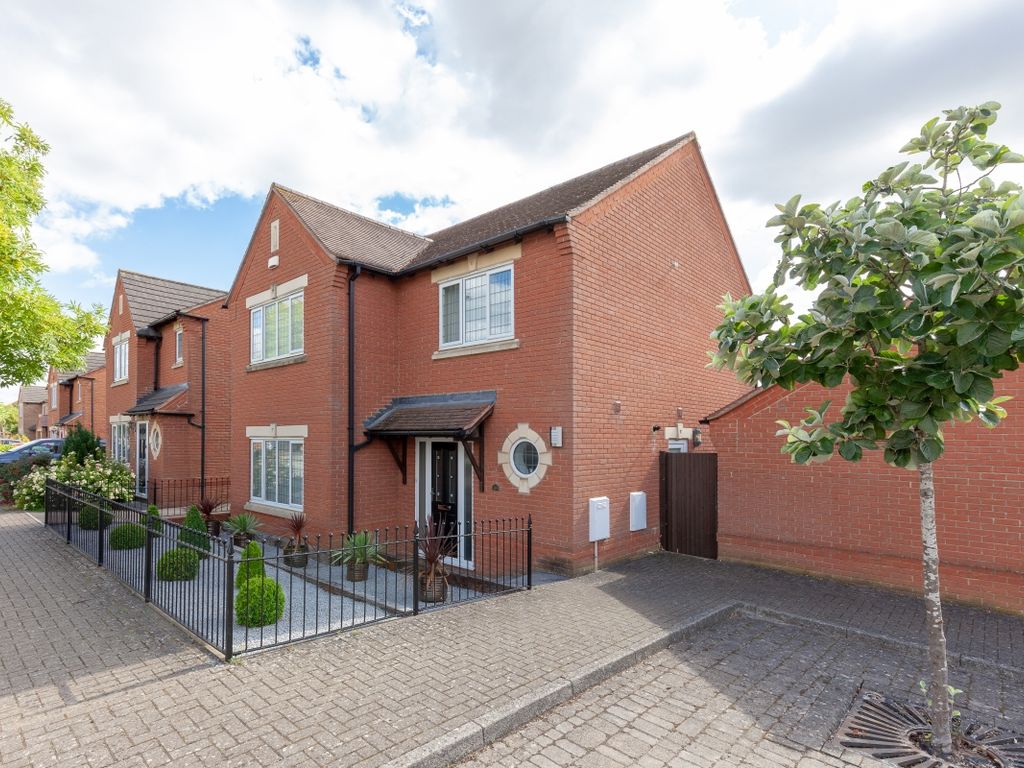 4 bed detached house to rent in Lucerne Avenue, Bicester OX26, £2,200