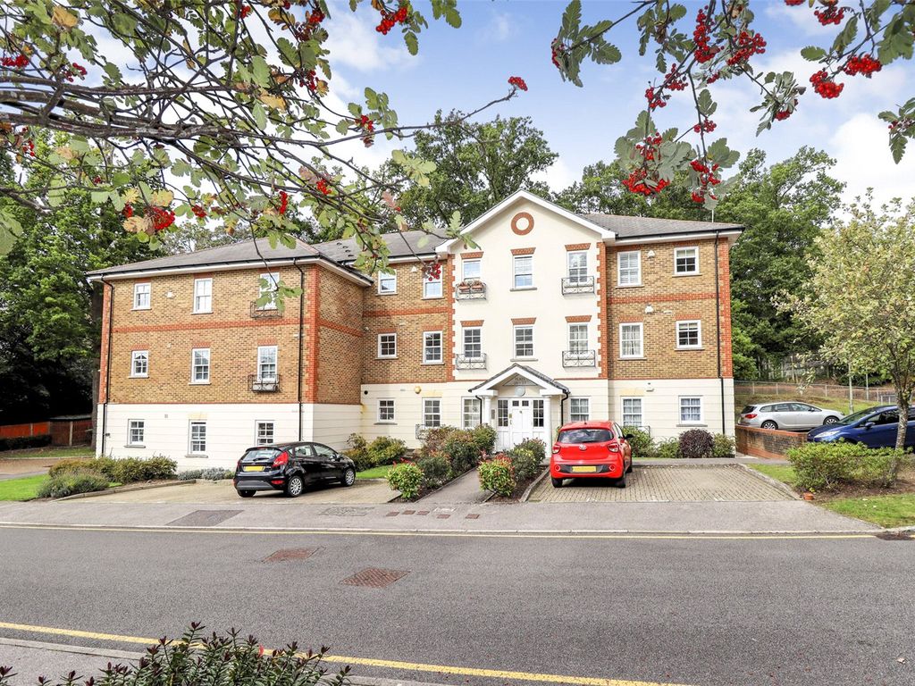 2 bed flat for sale in Markham Court, Camberley, Surrey GU15, £280,000