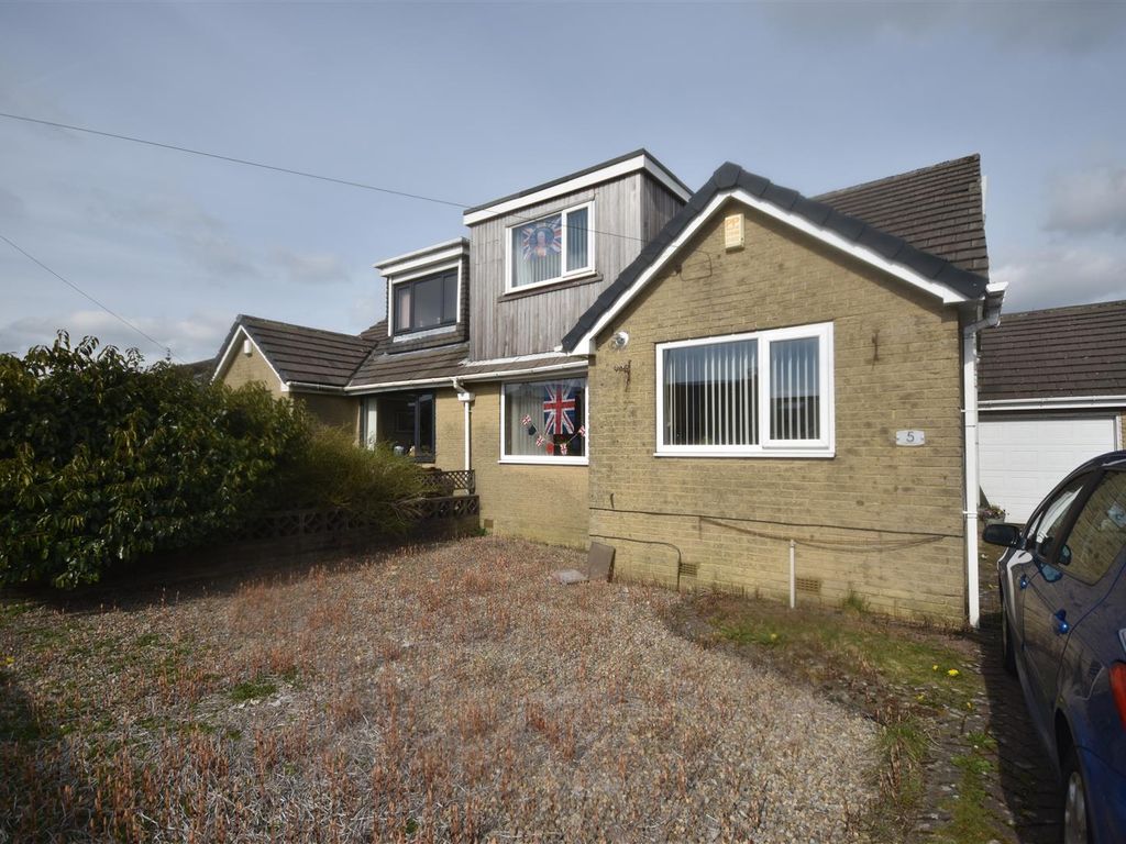 4 bed semidetached bungalow for sale in Foxhill Avenue, Queensbury