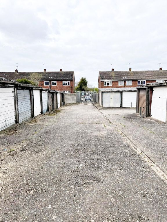 Parking/garage to let in Leaf Road, Houghton Regis LU5 Zoopla