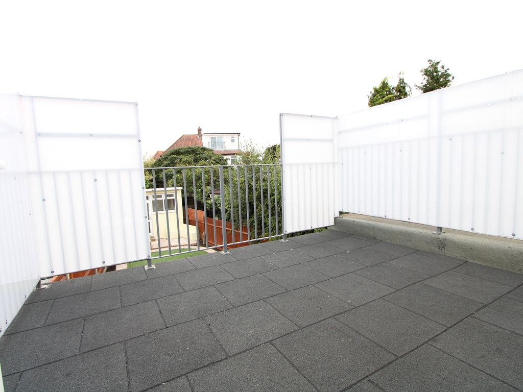 4 bed flat to rent in Hawkhurst Way, New Malden KT3, £2,999 pcm Zoopla