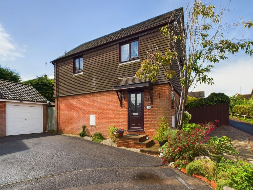 3 bed detached house for sale in Sheraton Drive, Tilehurst, Reading