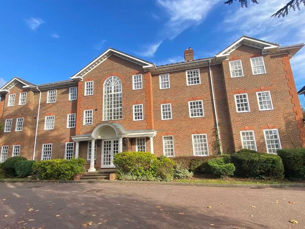 1 bed flat to rent in Ray Park Avenue, Maidenhead SL6, £1,300 pcm Zoopla