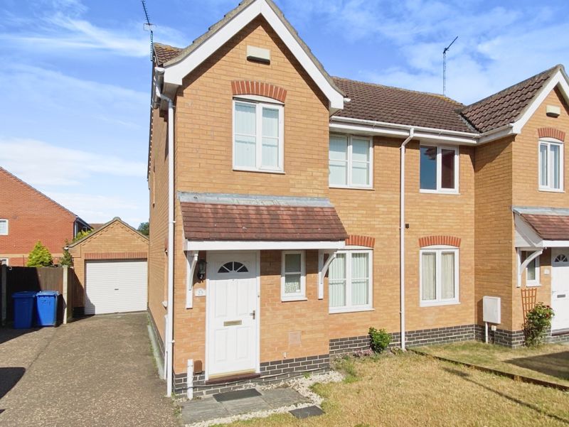 3 bed semidetached house for sale in Rodber Way Parkhill, Lowestoft