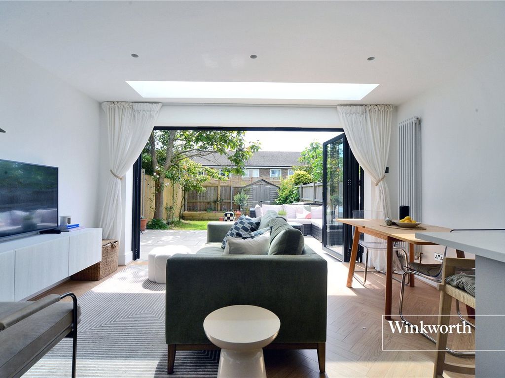 2 bed flat for sale in Hampton Road, Worcester Park KT4, £465,000 Zoopla