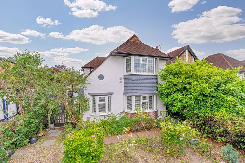 3 bed detached house for sale in Malden Way, New Malden KT3, £799,950