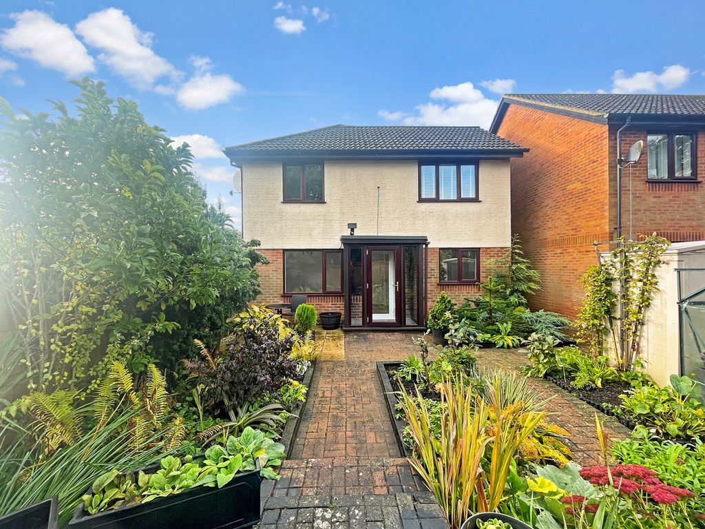 3 bed semidetached house for sale in Darlington Close, Amersham HP6, £