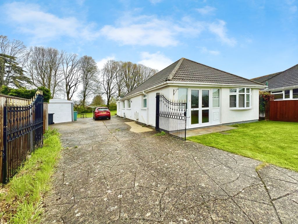 3 bed bungalow for sale in Fairview Crescent, Sandown PO36, £395,000