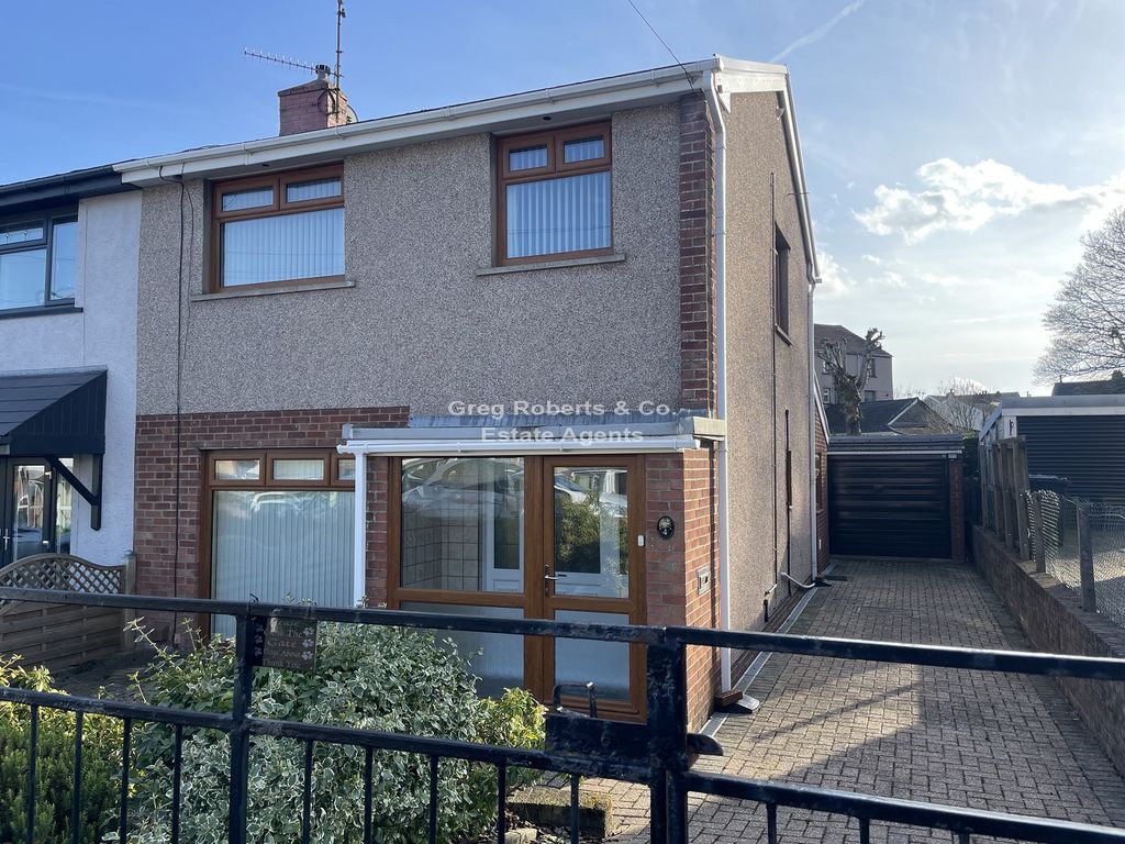 3 bed semidetached house to rent in Thornhill Close, Brynmawr, Ebbw