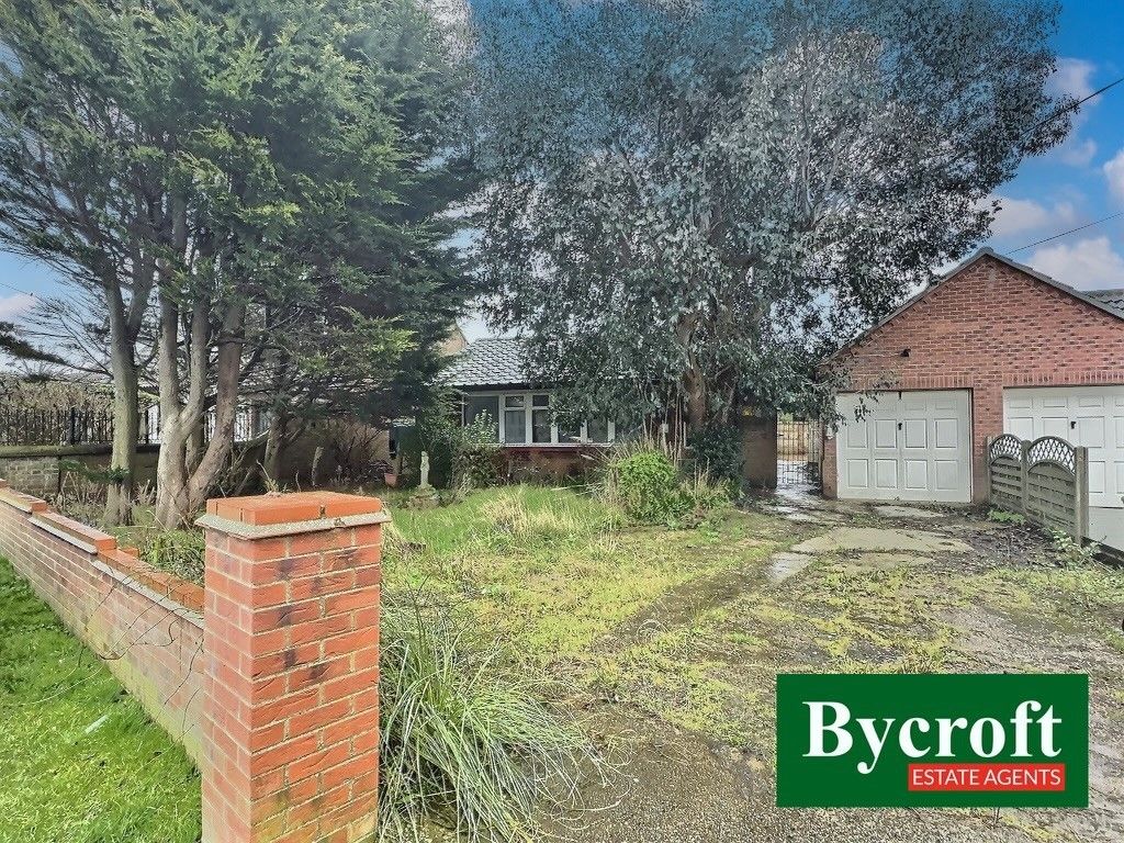 3 bed detached bungalow for sale in Fakes Road, Hemsby, Great Yarmouth