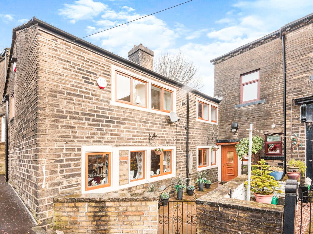 3 bed end terrace house for sale in Holdsworth Road, Holmfield, Halifax