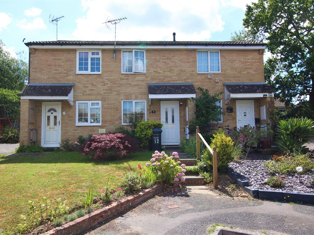 2 bed terraced house to rent in Gander Close, Burgess Hill RH15, £1,250