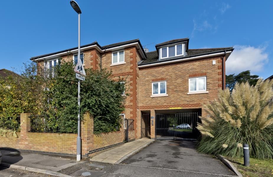 2 bed flat to rent in The Retreat, Surbiton KT5 Zoopla