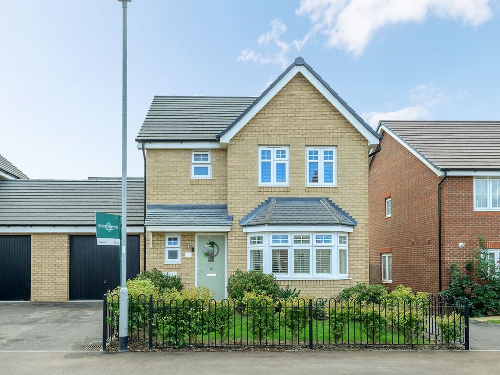 3 bed linkdetached house for sale in Faraday Corner, Shefford SG17