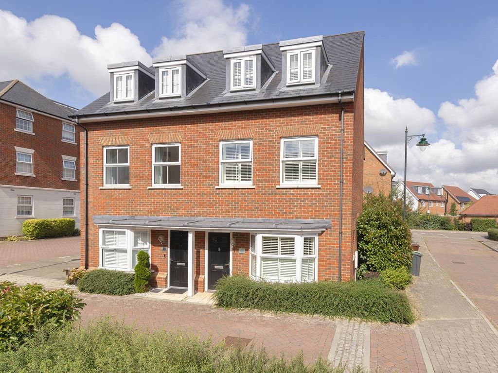 4 bed semidetached house for sale in Monroe Way, Kings Hill, West