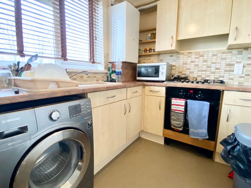 2 bed maisonette for sale in Longcroft Rise, Loughton IG10 - Zoopla