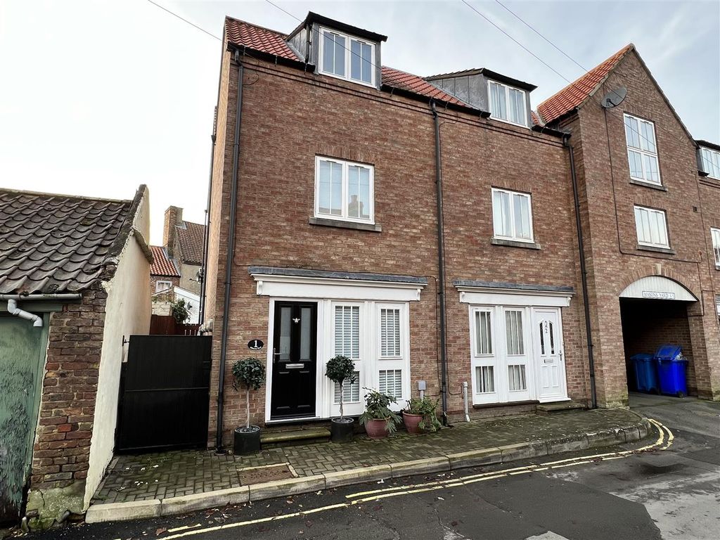 3 bed end terrace house for sale in The Archway, Market Weighton, York