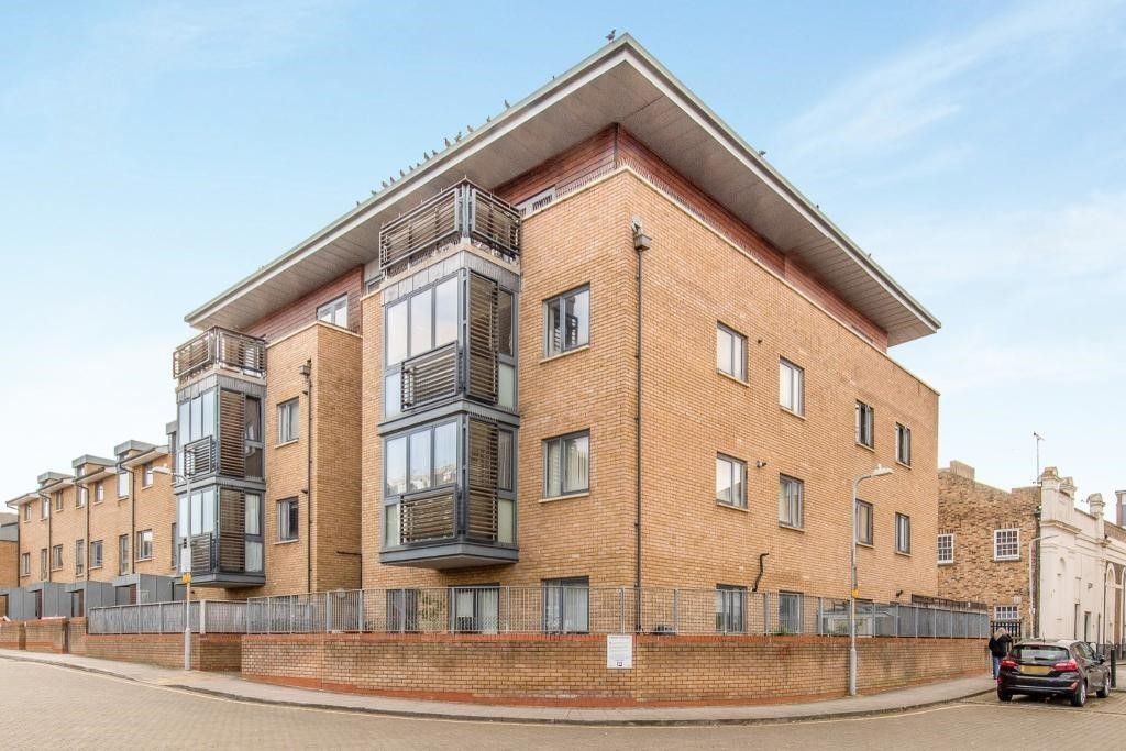 2 bed flat to rent in Clarence Row, Gravesend DA12, £1,450 pcm Zoopla