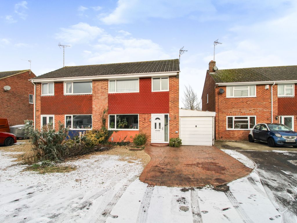 3 bed semidetached house for sale in Pear Tree Close, Purton, Swindon