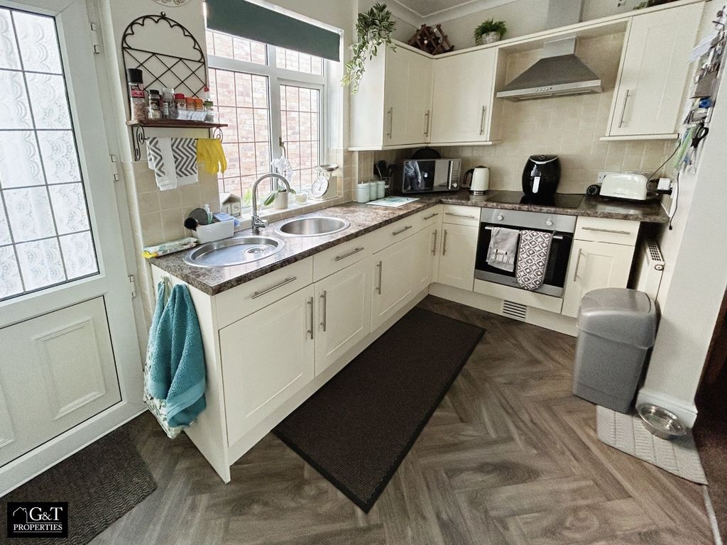 3 bed semidetached house for sale in Cradley Road, Netherton, Dudley