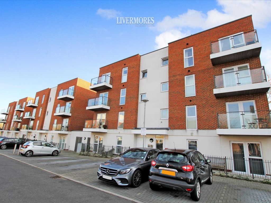 1 bed flat to rent in Alcock Crescent, Crayford, Kent. DA1, £1,200 pcm