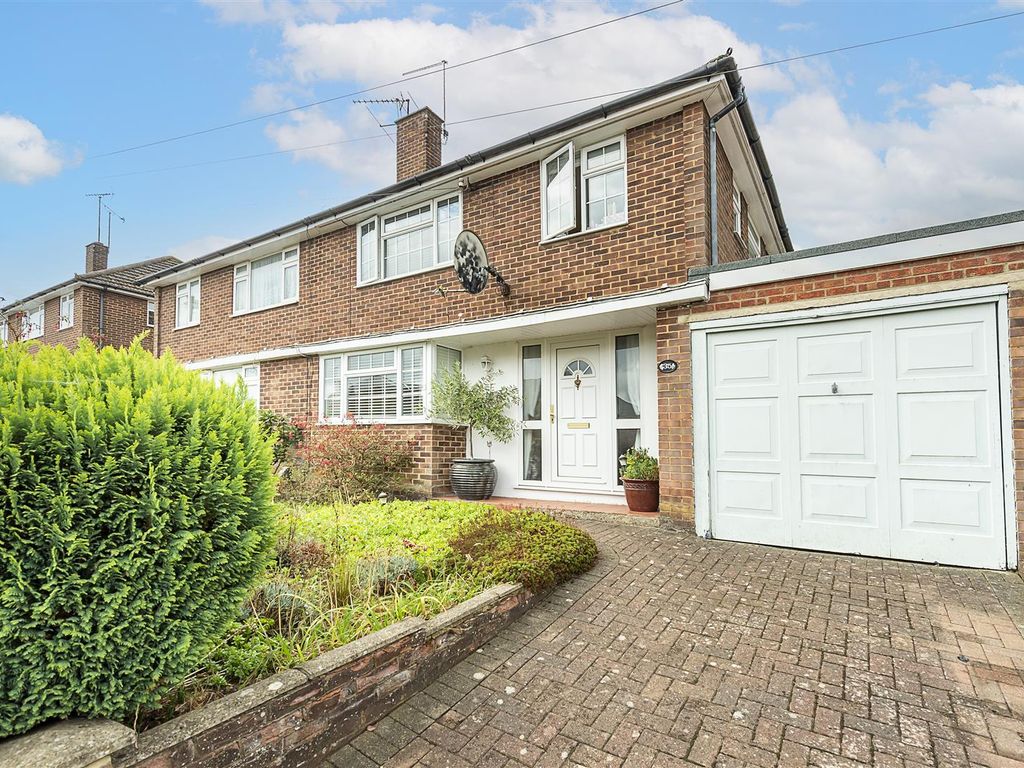 3 bed semidetached house for sale in Springfield Crescent, Harpenden
