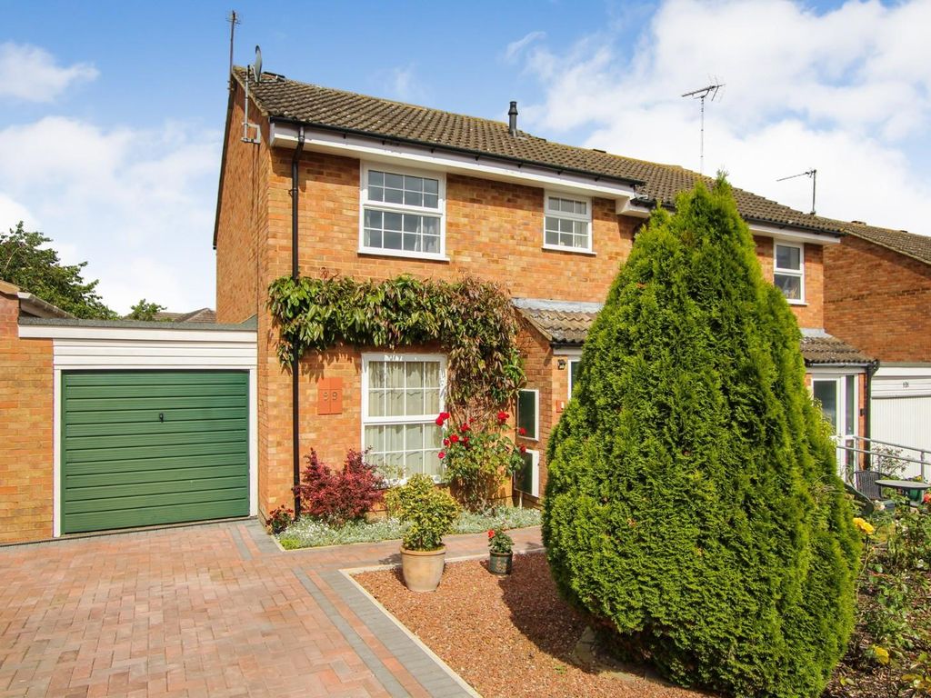 3 bed semidetached house for sale in Lomond Drive, Leighton Buzzard