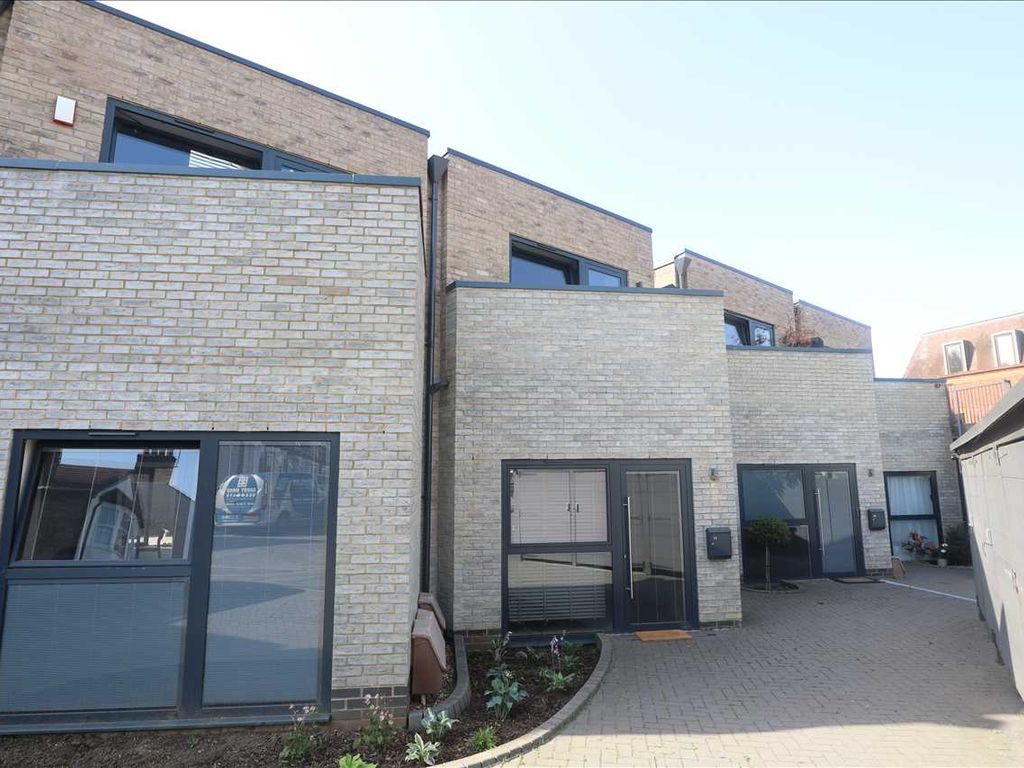 1 bed flat for sale in Edward Road, Coulsdon CR5, £300,000 Zoopla