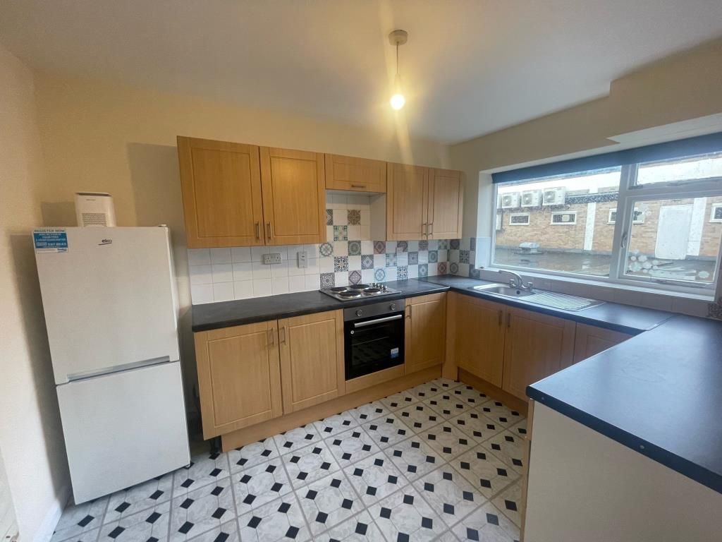 2 bed flat to rent in Chipping Norton, Oxfordshire OX7, £1,250 pcm Zoopla