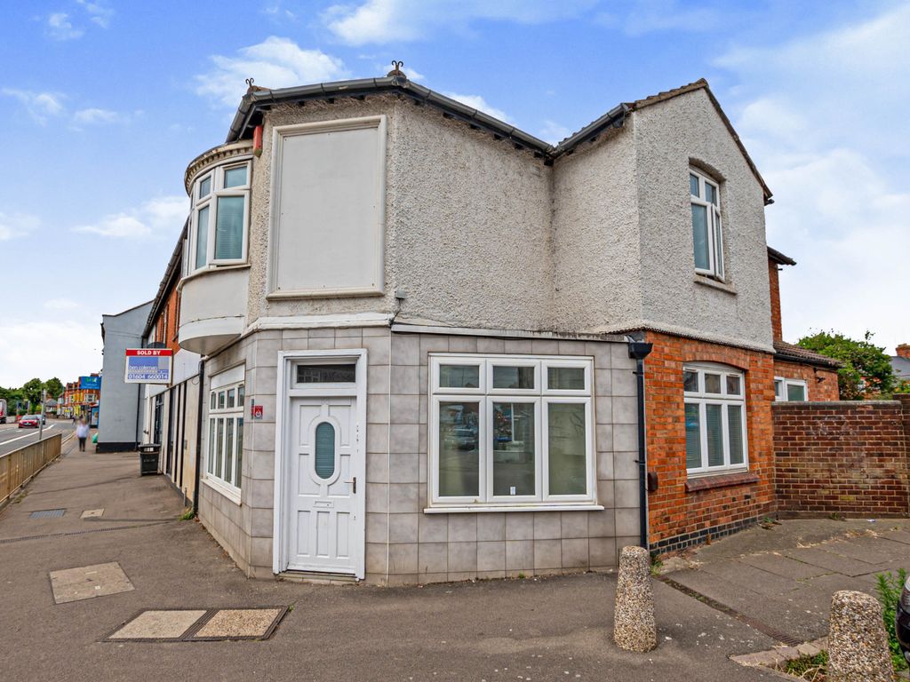 4 bed end terrace house for sale in Weedon Road, Northampton