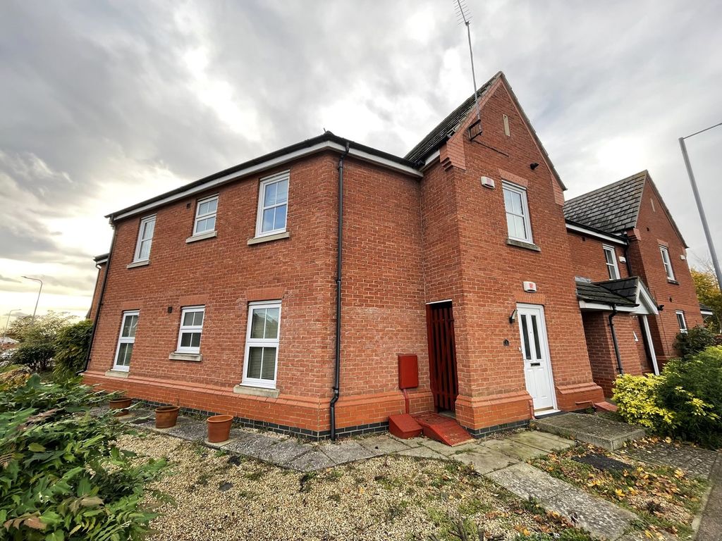 2 bed flat to rent in Brigadier Close, Wootton, Northampton NN4, £1,100