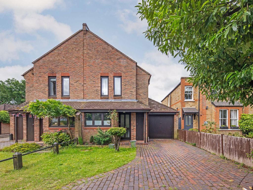 3 bed semidetached house for sale in Acacia Road, Hampton TW12 Zoopla
