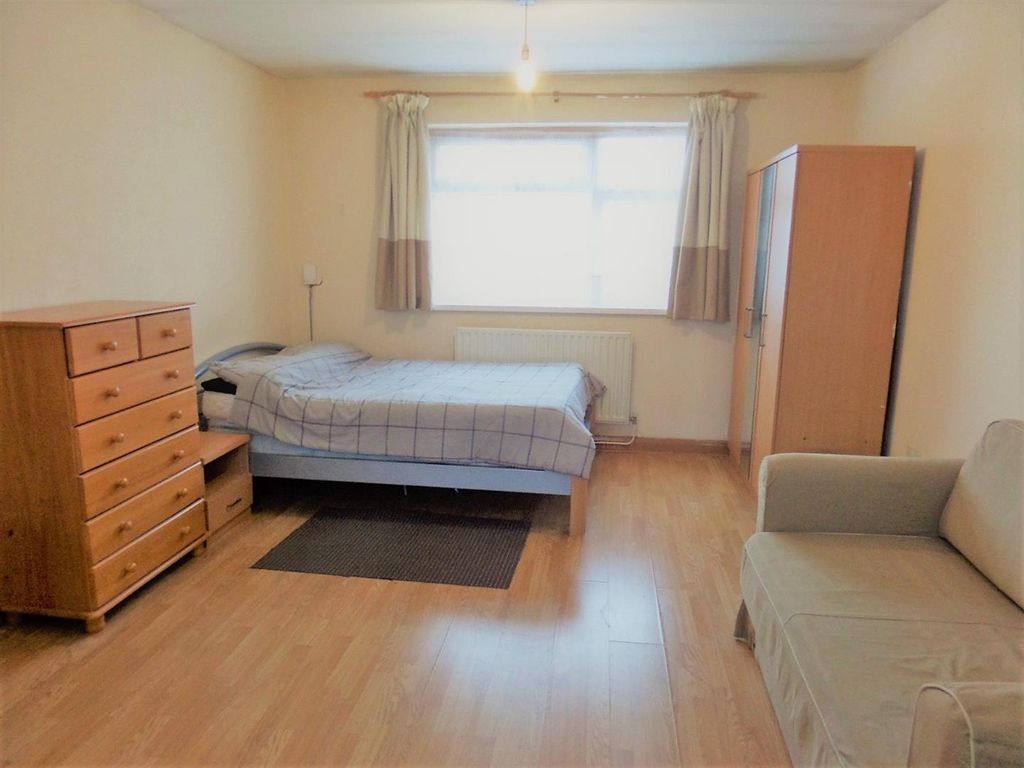 Studio to rent in Botwell Common Road, Hayes, Middlesex UB3 Zoopla