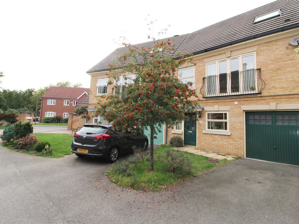 4 bed town house to rent in Clegg Square, Shenley Lodge, Milton Keynes