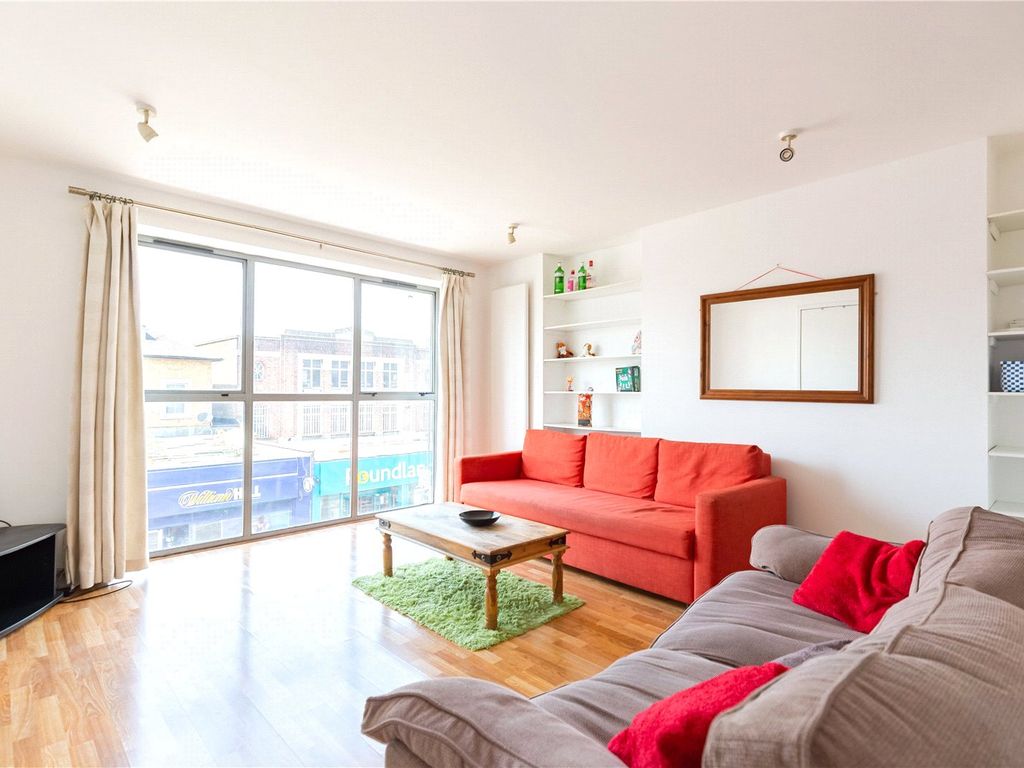 3 bed flat to rent in Seven Sisters Road, Islington, London N7, £3,000