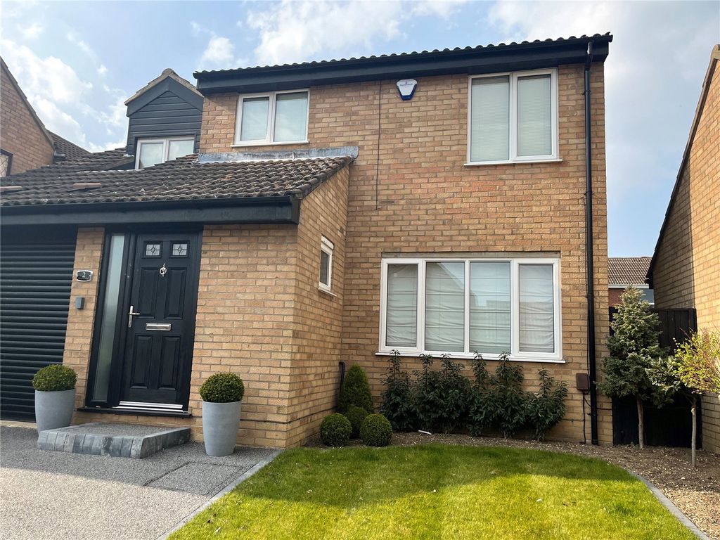 4 bed detached house to rent in Salisbury Close, St. Ives