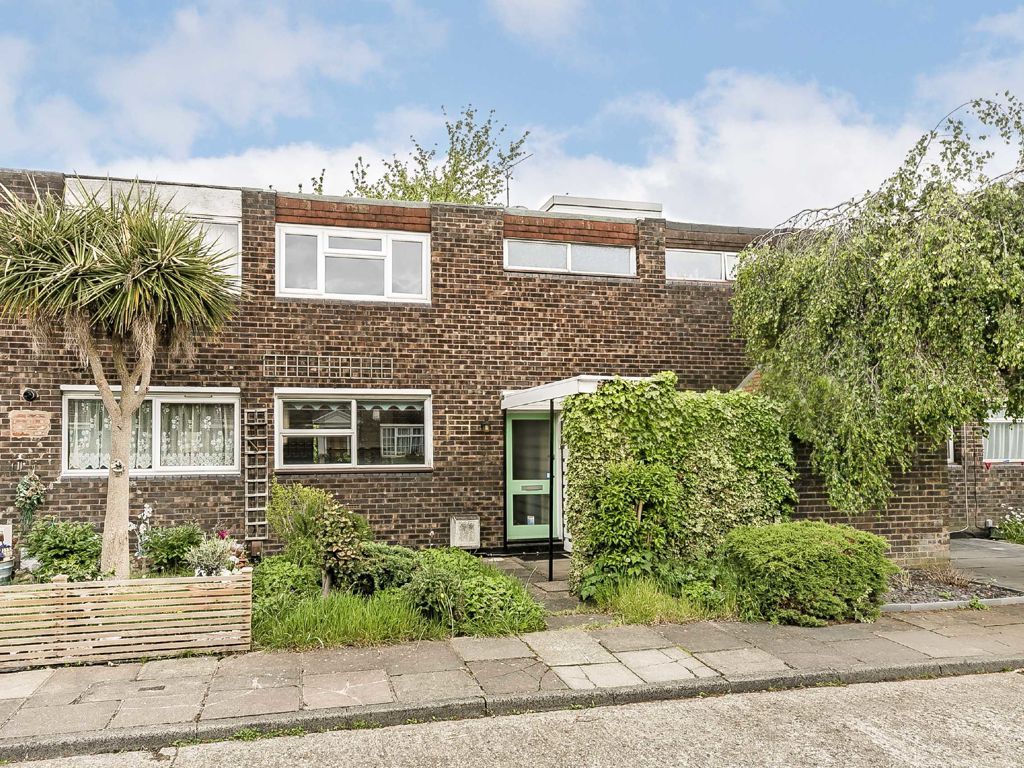 3 bed property for sale in Sanders Close, Hampton Hill, Hampton TW12