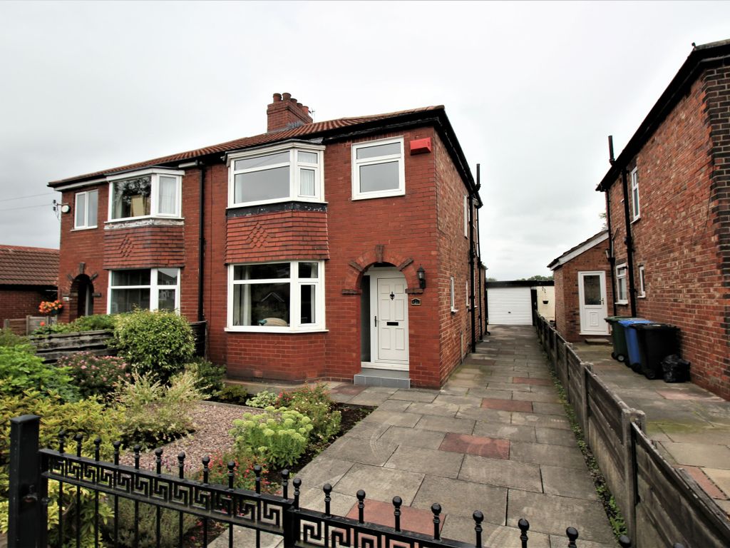 3 bed semidetached house to rent in Laburnum Road, Urmston, Manchester
