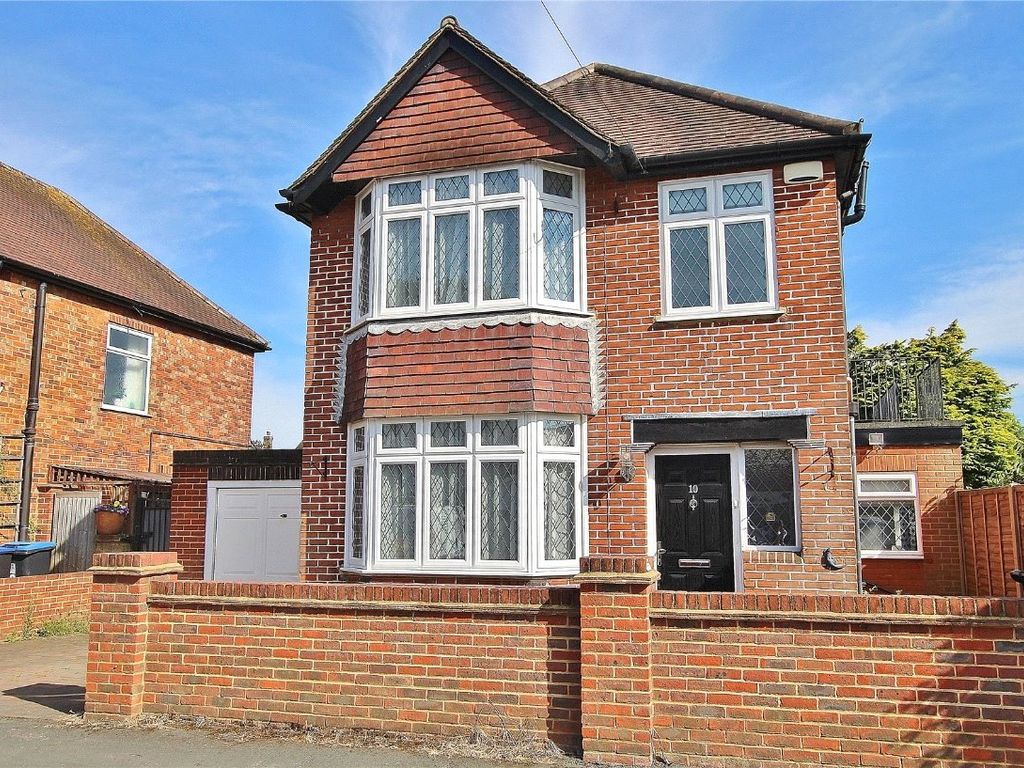 3 bed detached house for sale in Knaphill, Woking, Surrey GU21, £