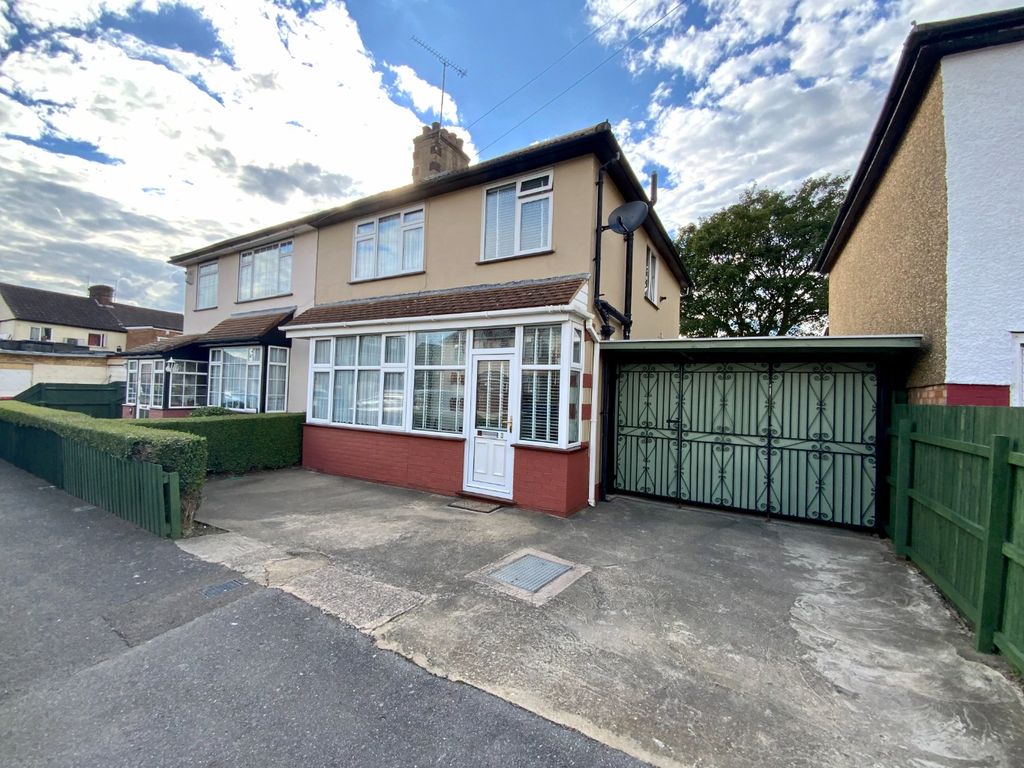 3 bed semidetached house for sale in Fitzroy Avenue, Luton LU3, £