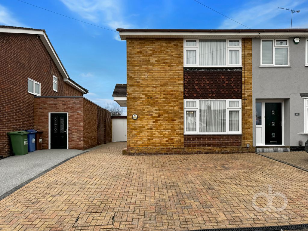 3 bed semidetached house for sale in Abbotts Drive, Corringham