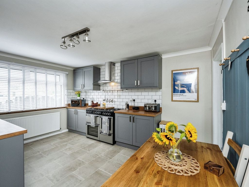 3 bed semidetached house for sale in Ynys Cadwyn, Glynneath, Neath