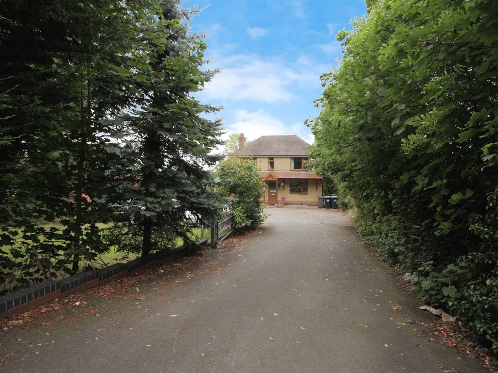 4 bed detached house for sale in London Road, Stretton On Dunsmore