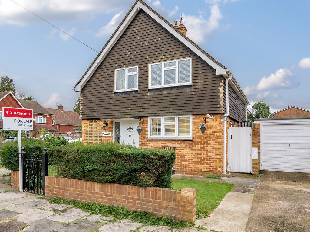 3 bed detached house for sale in Old Crescent, Shepperton TW17, £